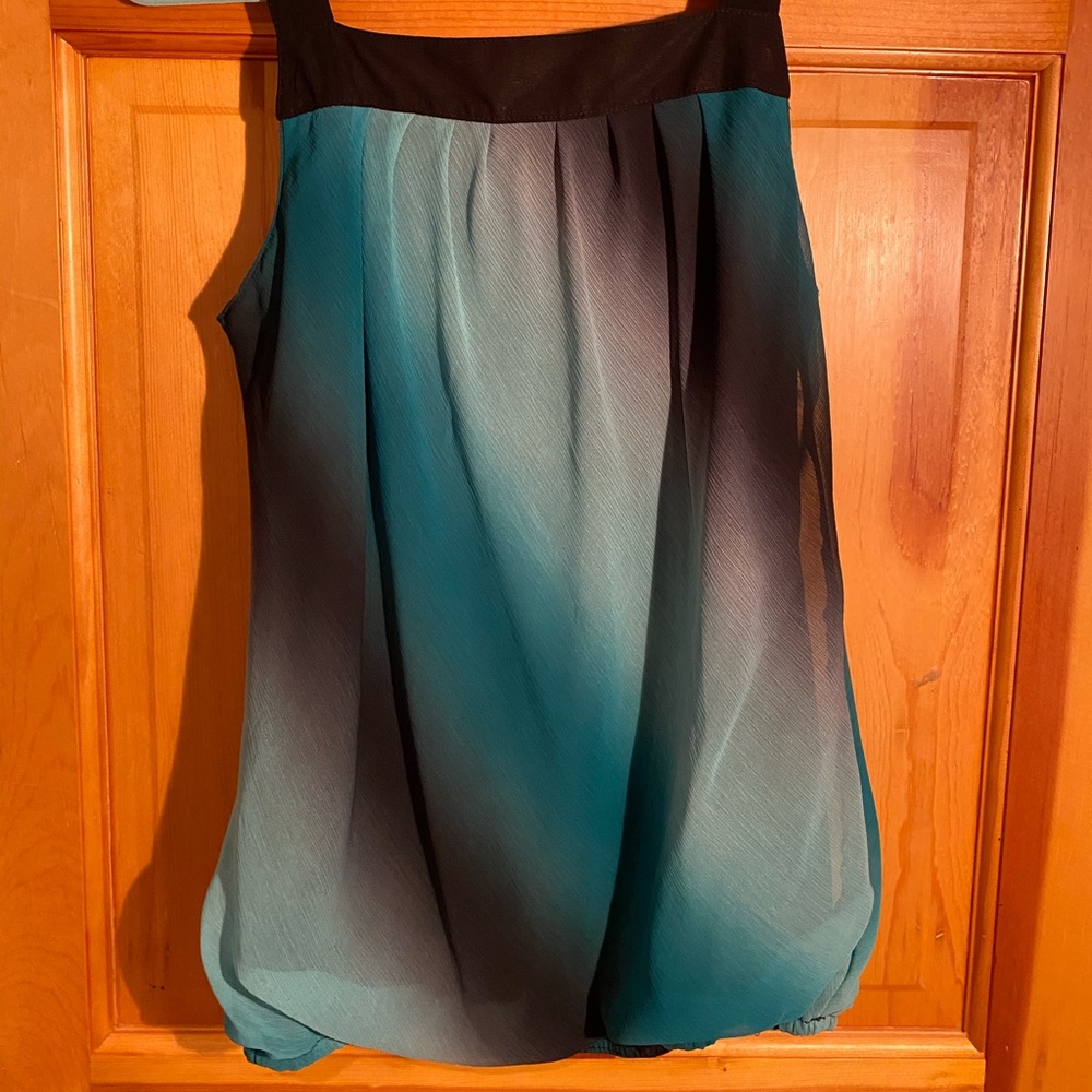 sleeveless top - Picture 2 of 3